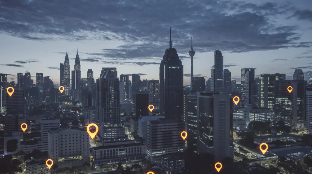 Ciudad de noche con marcadores de ubicación, como aparecen los negocios en Google Maps