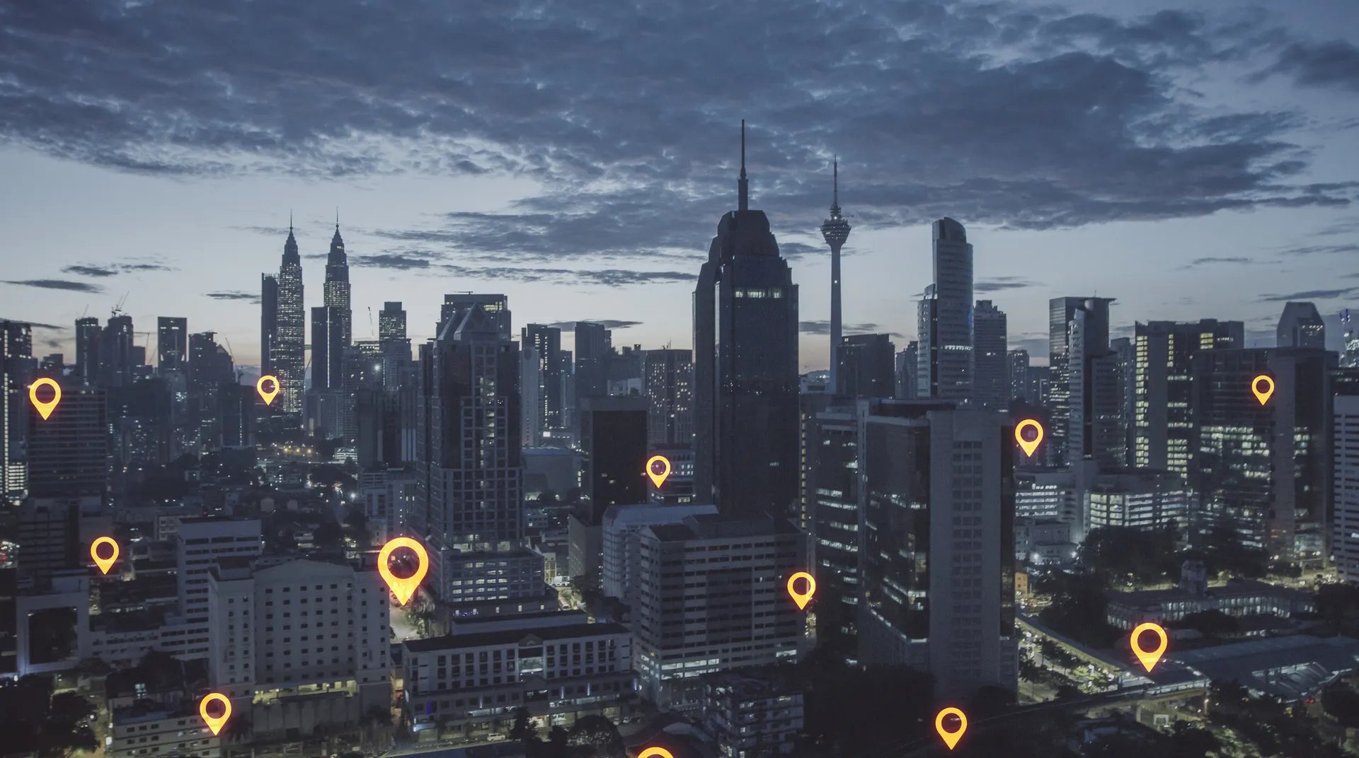 Ciudad de noche con marcadores de ubicación, como aparecen los negocios en Google Maps